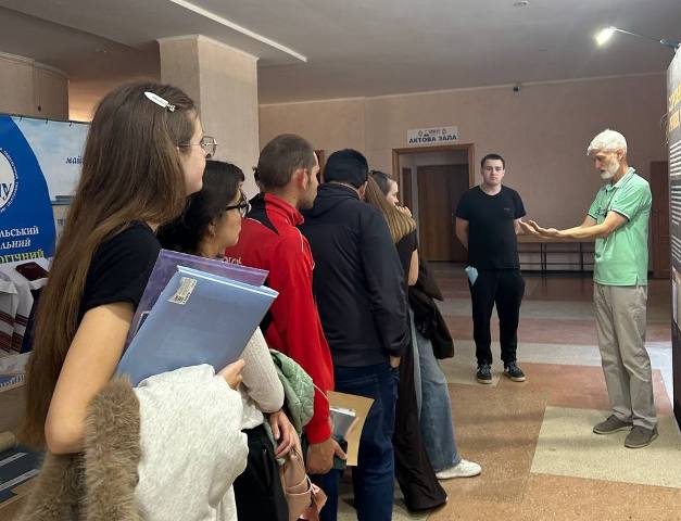 Студенти 3 курсу історичного факультету під час екскурсії виставкою «Острозька реліквія»